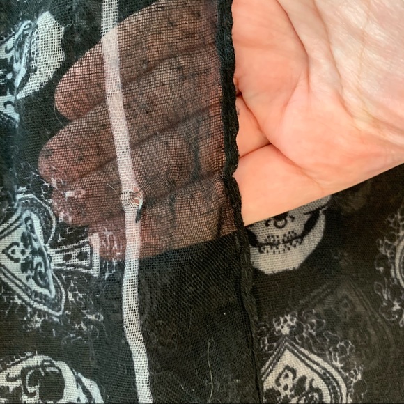 Skull printed scarf - Picture 4 of 4